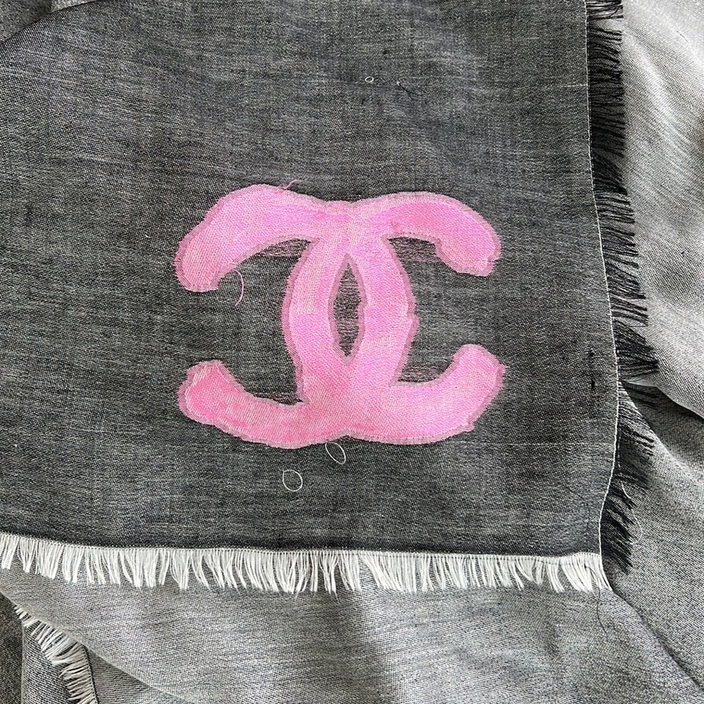 Chanel shawl / scarf. Cashmere and silk blend